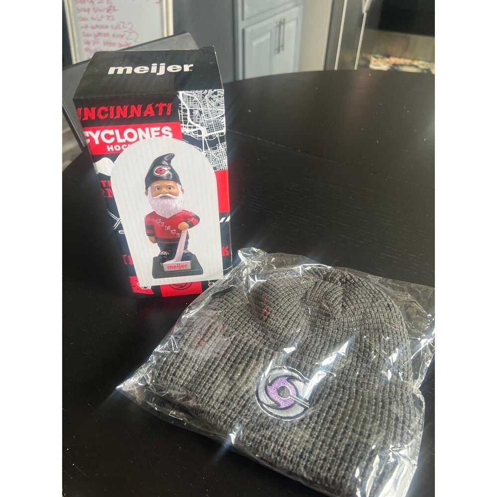 Cyclones Gnome & beanie hat